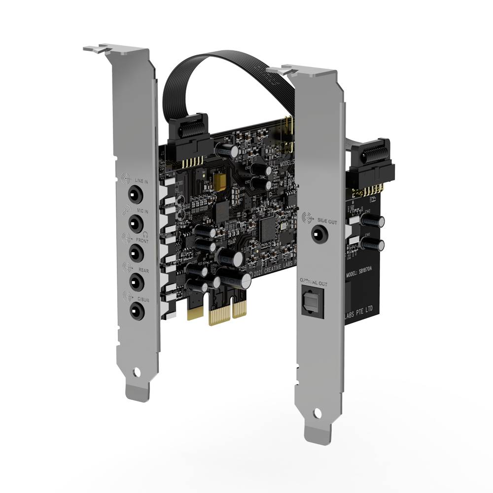Eine PCI-Express-Soundkarte mit mehreren Audioanschlüssen, elektronischen Komponenten und einem schwarzen Bandkabel um die Platine.