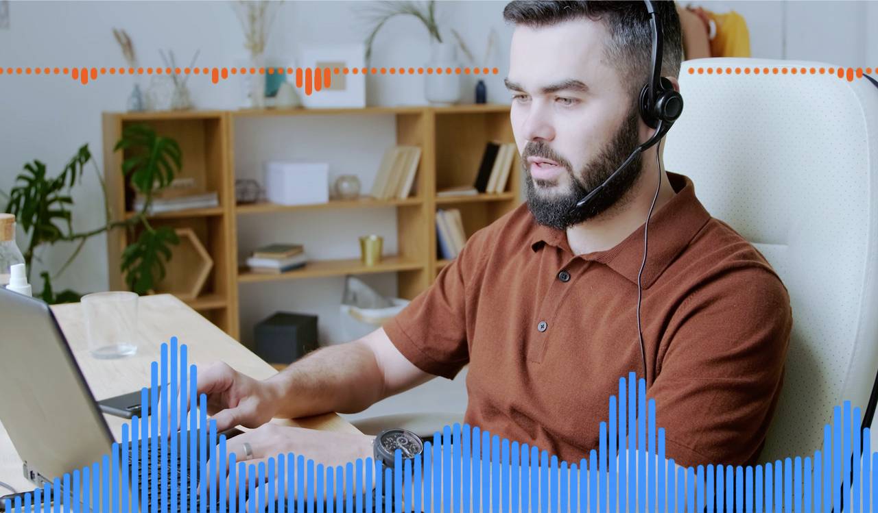 Ein Mann arbeitet mit einem Laptop und trägt ein Headset. Im Vordergrund ist eine grafische Darstellung von Audiowellen. Im Hintergrund steht ein Holzregal mit Pflanzen und Dekorationsgegenständen.