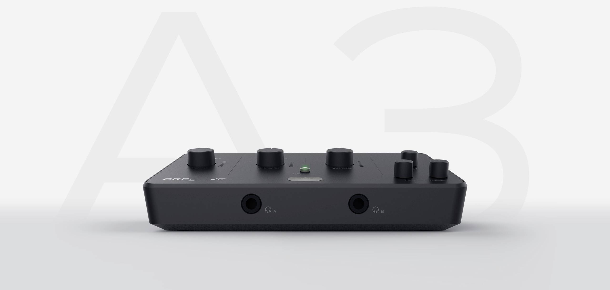 Ein Audio-Mischpult mit mehreren Reglern und zwei Audioanschlüssen an der Vorderseite vor einem grauen Hintergrund.