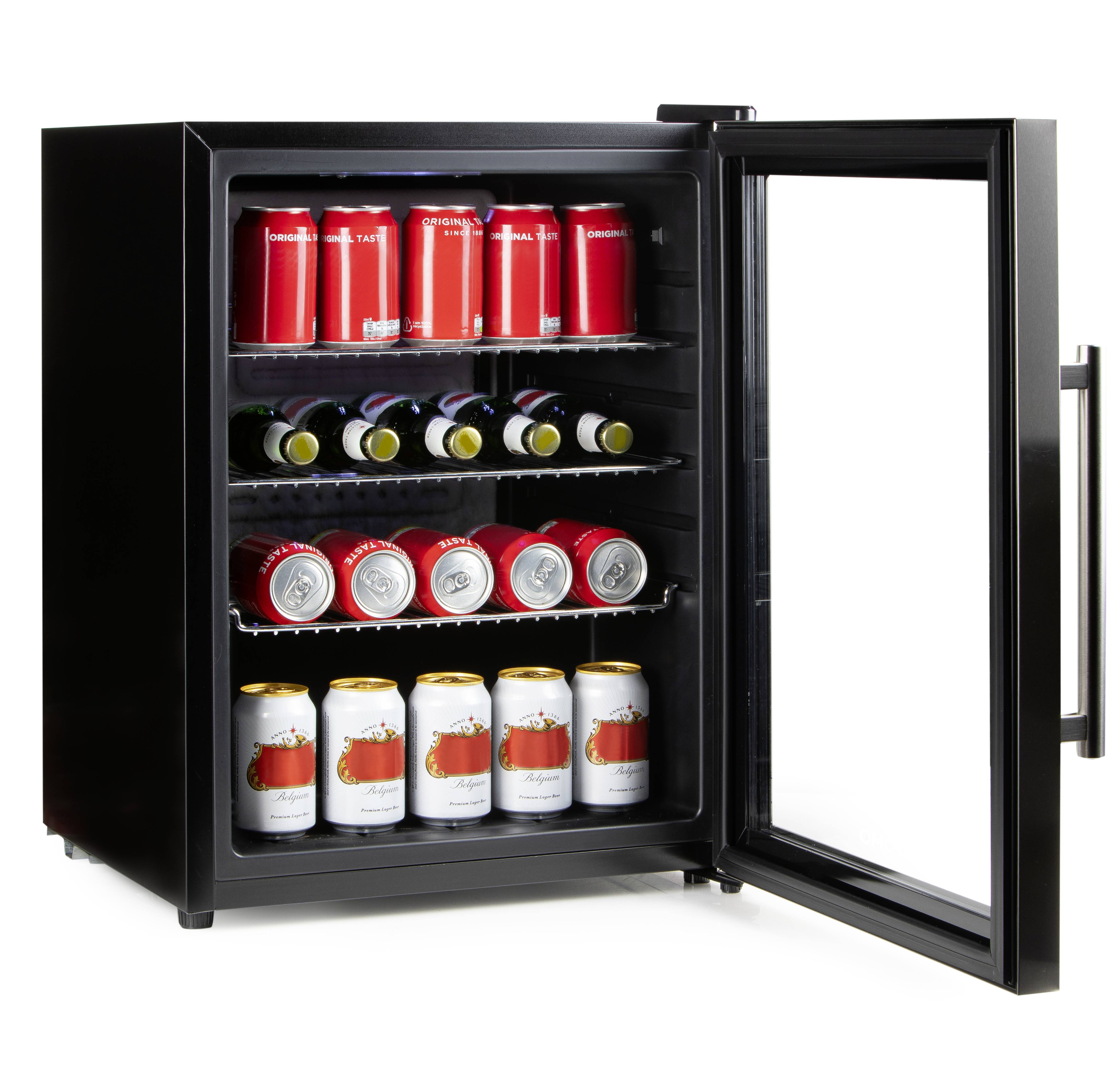 Offener Mini-Kühlschrank mit LED-Licht zeigt rote und weiße Getränkedosen, sowie Flaschenwein auf drei Regalen.