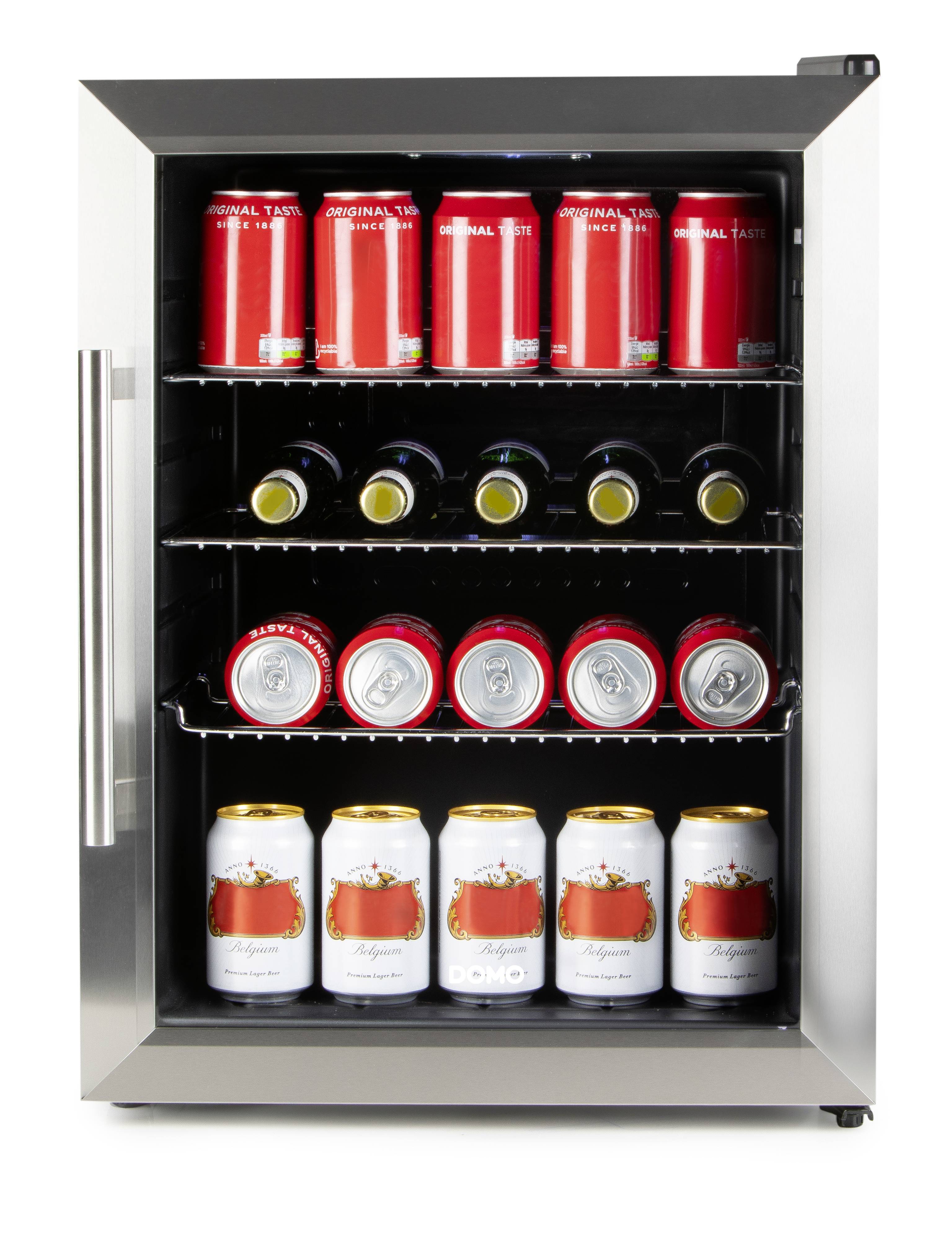 Ein Mini-Kühlschrank mit mehreren Dosen auf drei Regalen arrangiert. Obere und mittlere Regale mit roten Dosen, untere mit weißen.