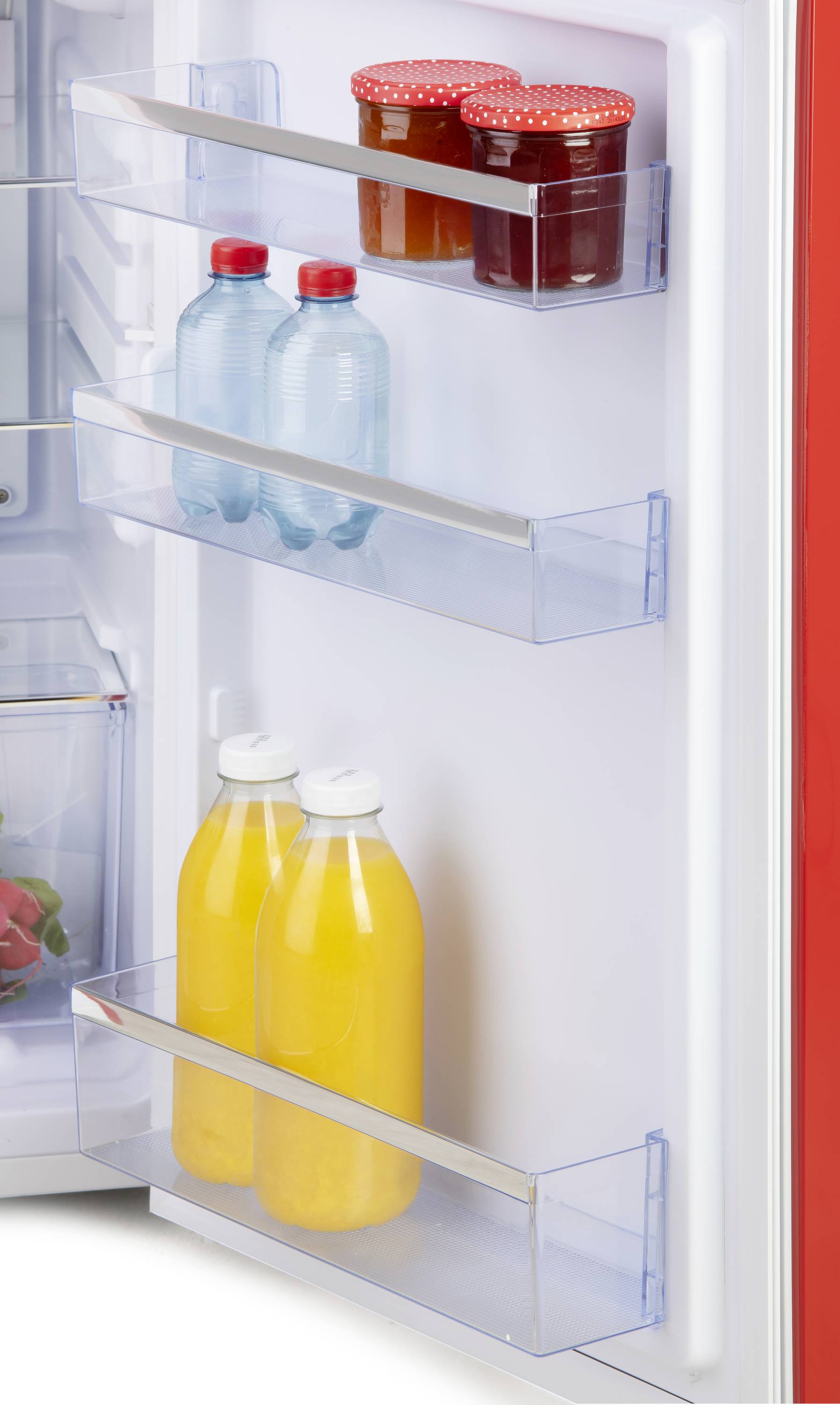 Geöffnete Kühlschranktür mit Flaschen und Gläsern: Zwei Wasserflaschen, zwei Orangensaftflaschen und drei Marmeladengläser.