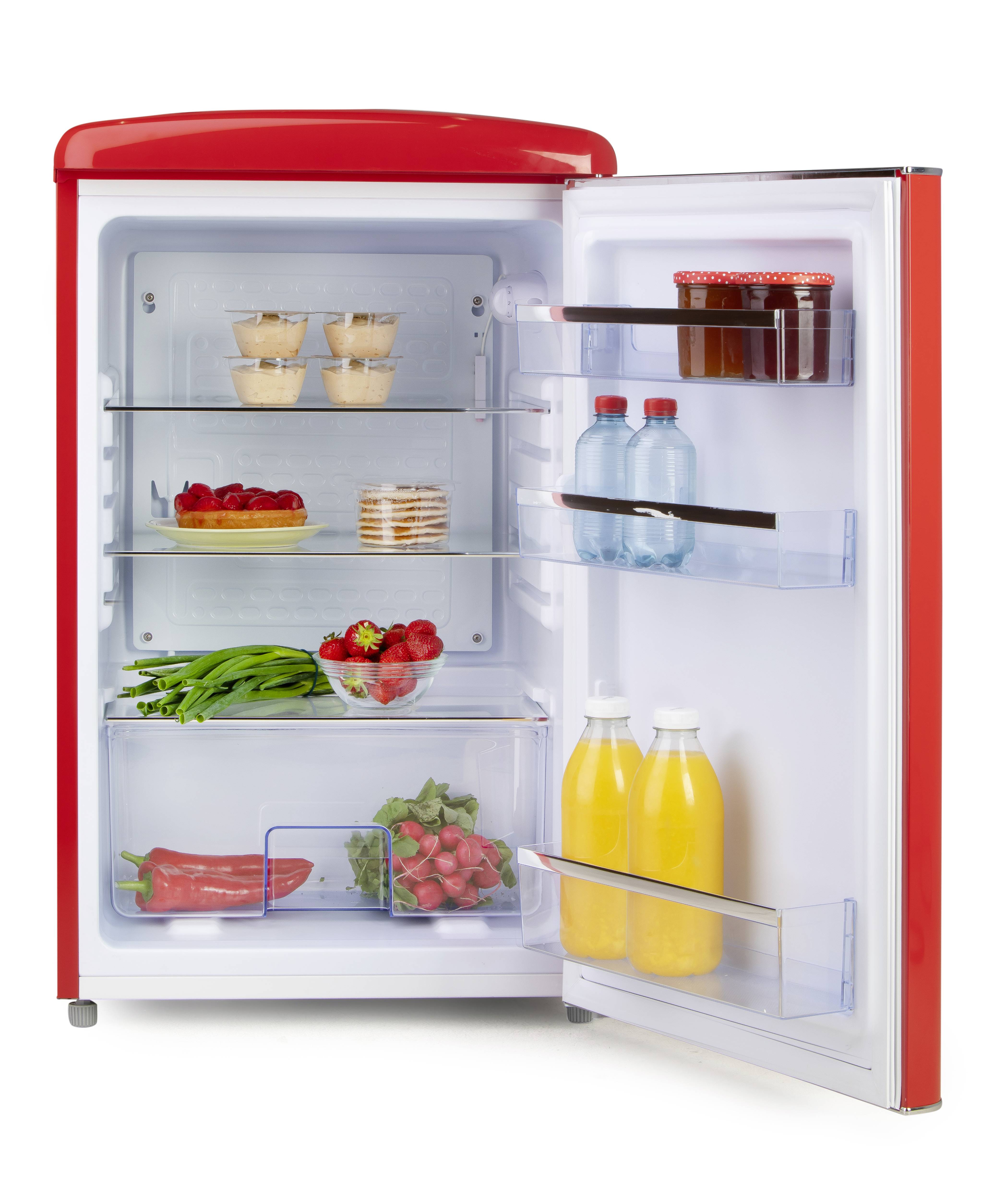 Ein roter Kühlschrank mit geöffnetem Tür zeigt Lebensmittel: Eier, Joghurt, Marmelade, Wasserflaschen, Saft, Gemüse, und Obst.