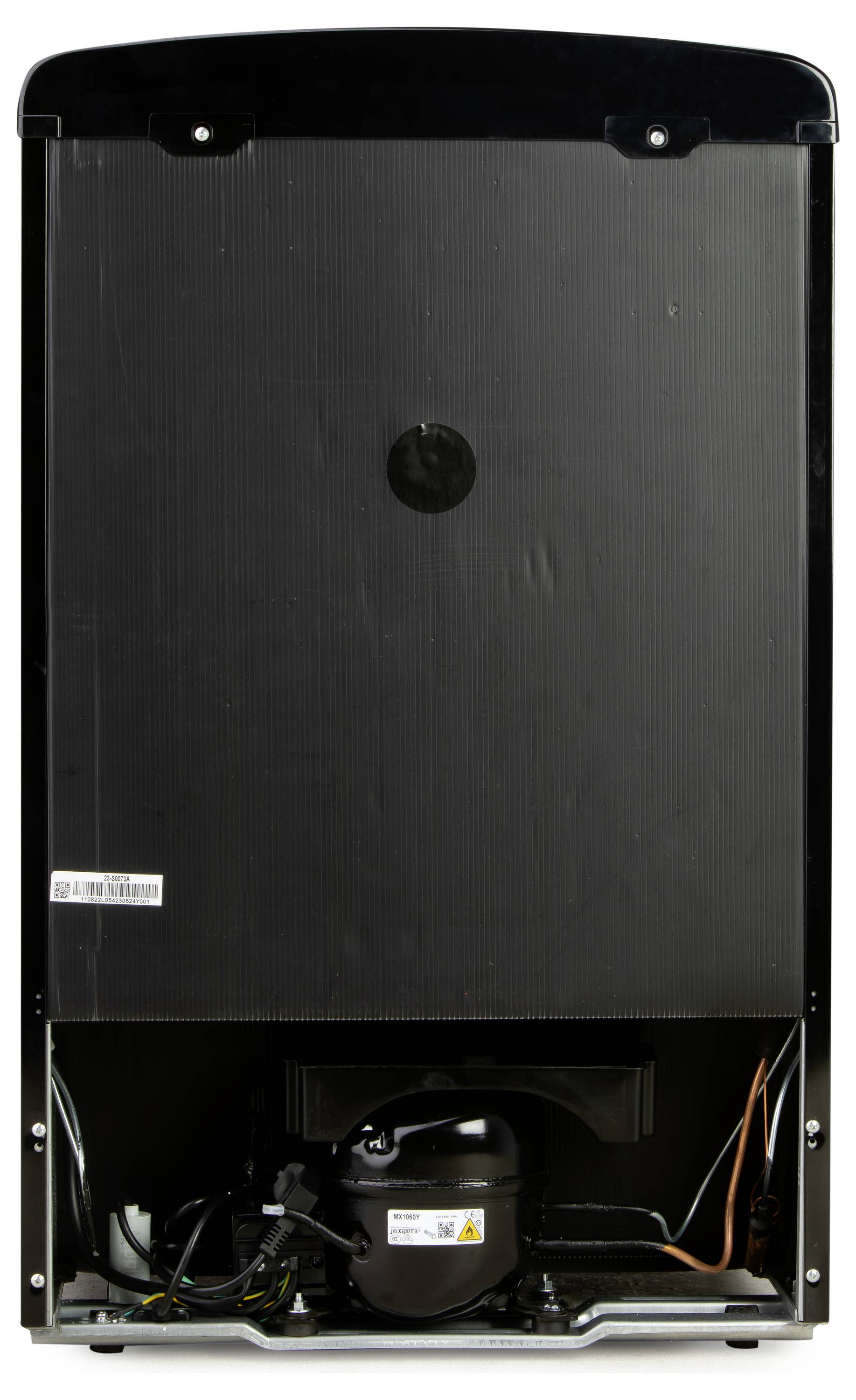 Hinteransicht eines Kühlschranks mit sichtbarem Kompressor und elektrischen Leitungen im unteren Bereich.