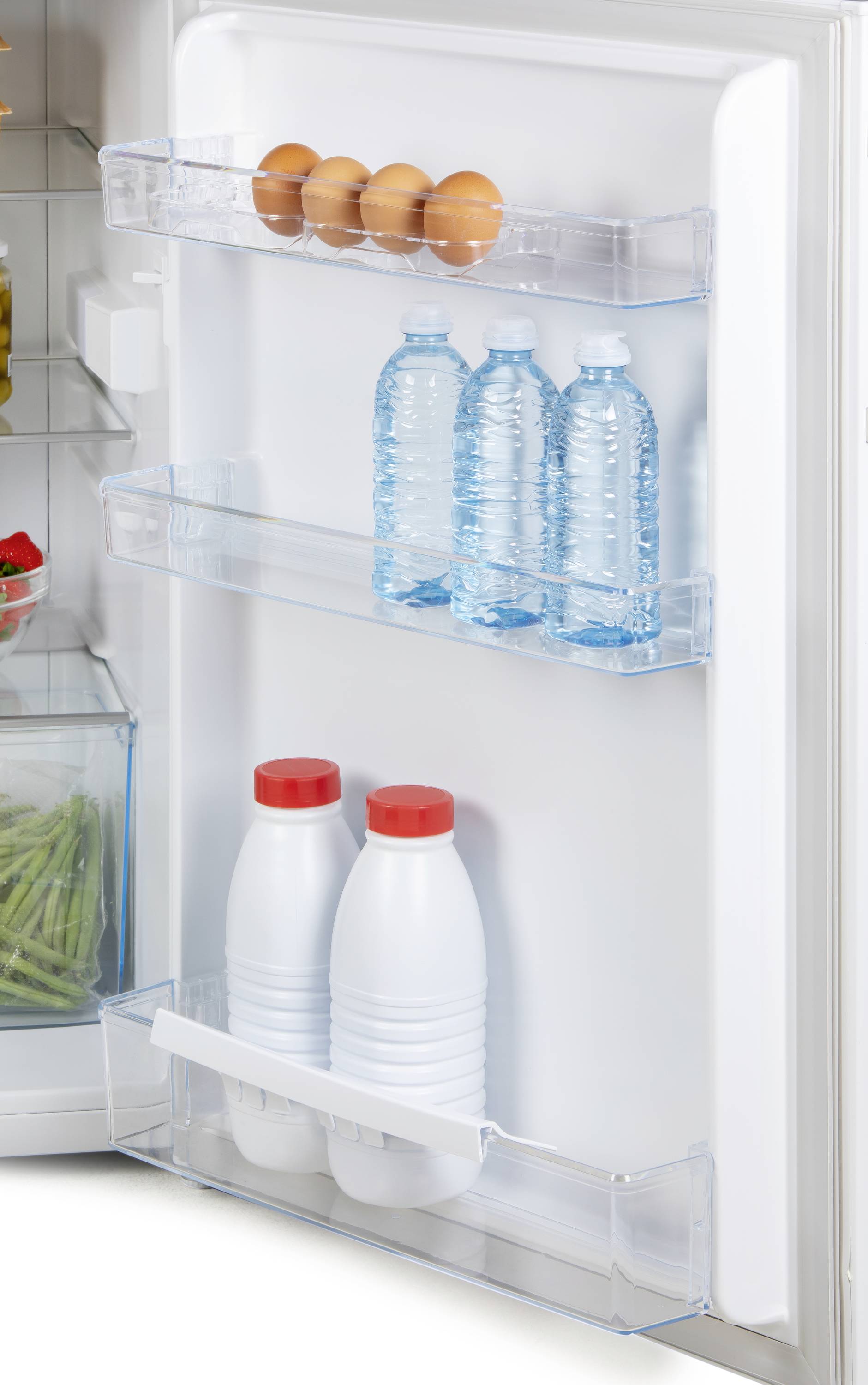 Ein offener Kühlschrank zeigt in der Tür Eier, Wasserflaschen und zwei Flaschen mit roten Verschlüssen. Gemüse ist im Innenraum sichtbar.