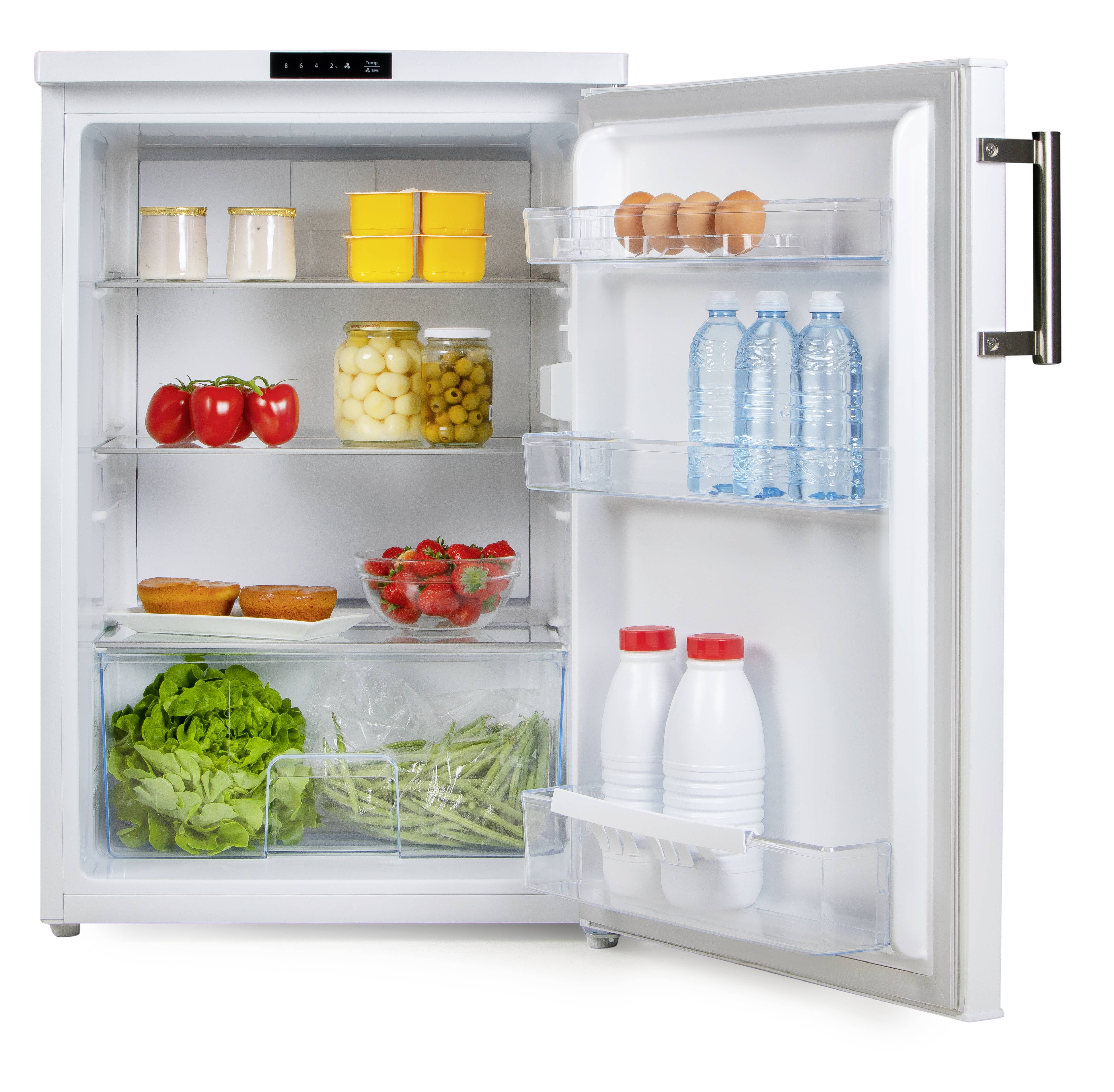 Weißer Kühlschrank mit geöffneter Tür. Innen befinden sich Gemüse, Eier, Wasserflaschen, Joghurt, Marmelade und Milch.