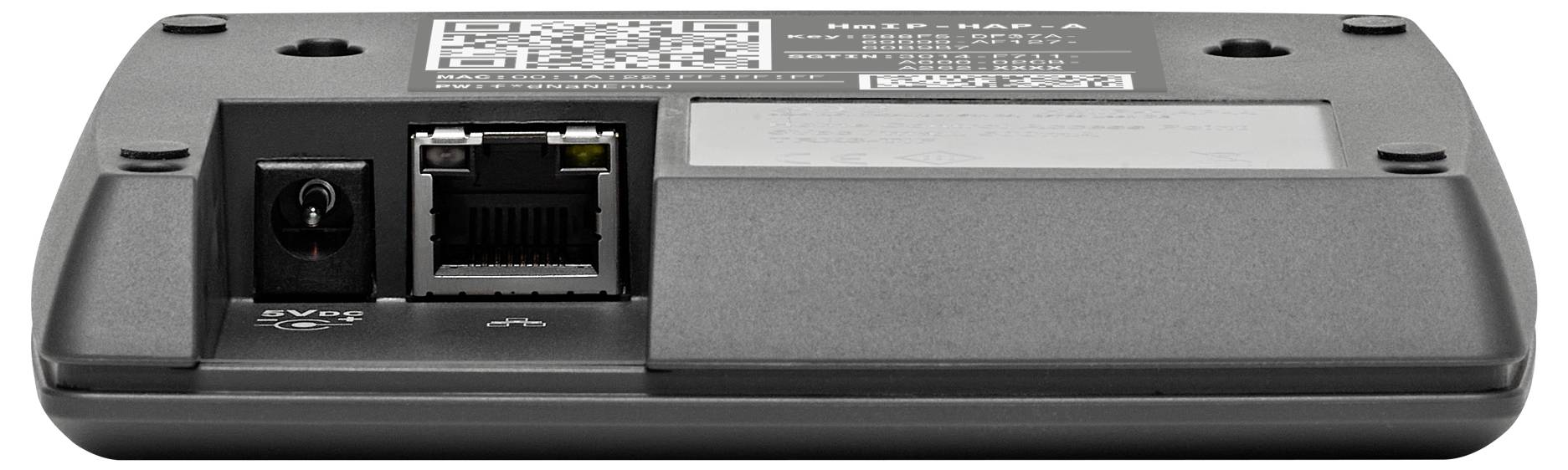 Gerätunterseite mit zwei Anschlüssen: Netzteilanschluss links und Ethernet-Port in der Mitte. Oben ein Aufkleber mit QR-Code und Text.