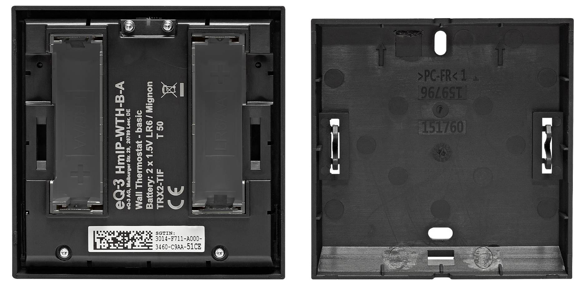 Zwei schwarze Gehäuseteile von Rückseite und Innenseite gezeigt. Linkes Gehäuse enthält Batteriehalterung und technische Informationen. Rechtes Gehäuse ist leer.