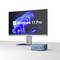 Ein Monitor zeigt den Windows 11 Pro-Bildschirmhintergrund. Daneben steht ein blauer Mini-PC mit mehreren USB-Anschlüssen.