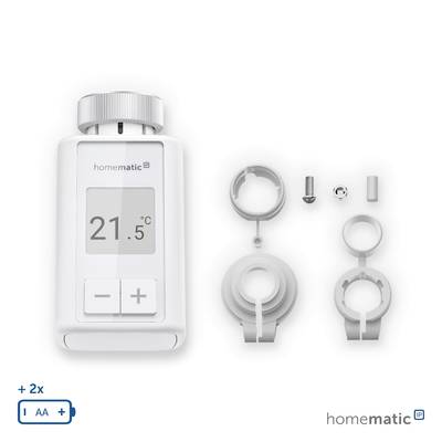 Ein weißer Heizkörperthermostat mit digitaler Anzeige zeigt 21,5°C. Zubehörteile zum Anbringen sind daneben platziert.