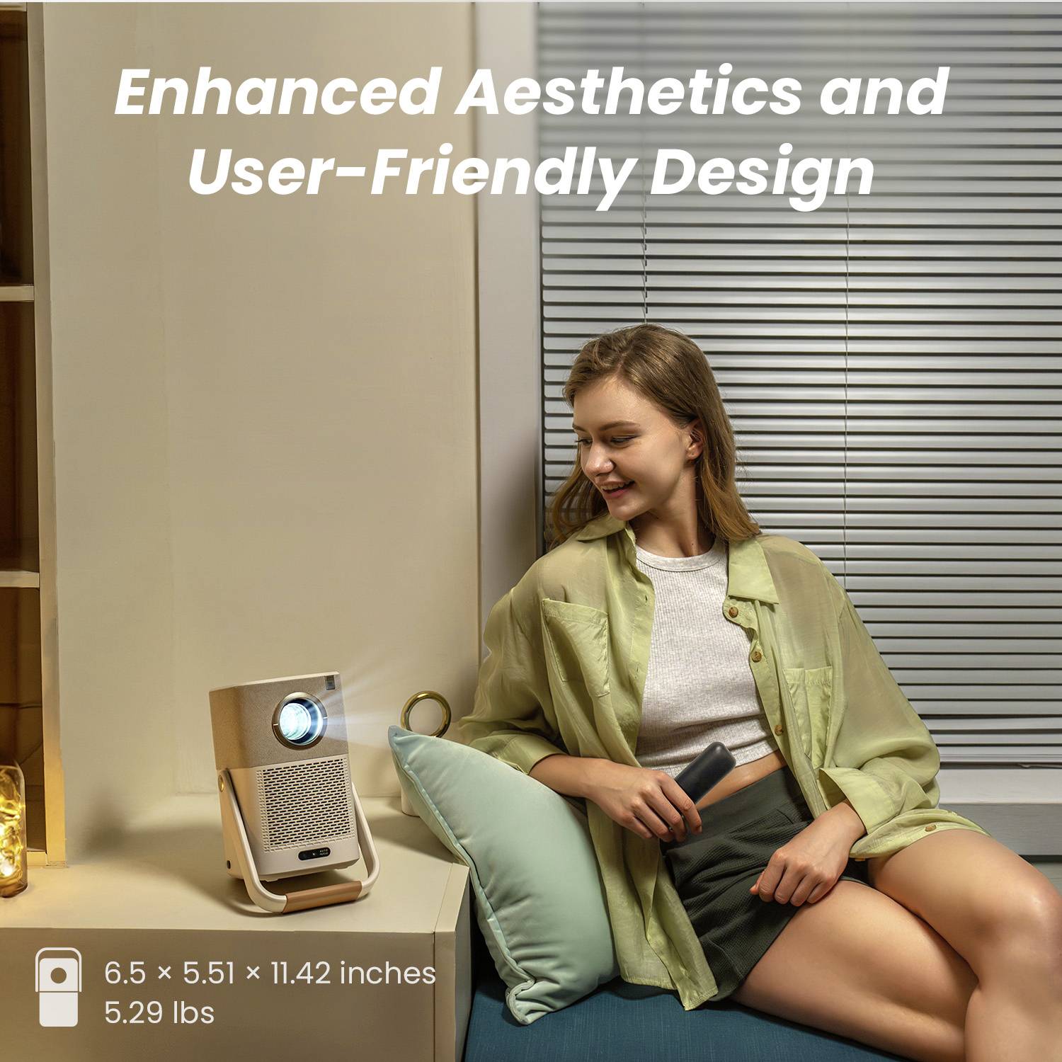 Frau sitzt mit Laptop auf Sofa; daneben Projektor auf Tisch. Text lautet 'Enhanced Aesthetics and User-Friendly Design'. Abmessungen: 6,5 x 5,51 x 11,42 Zoll, 5,29 lbs.