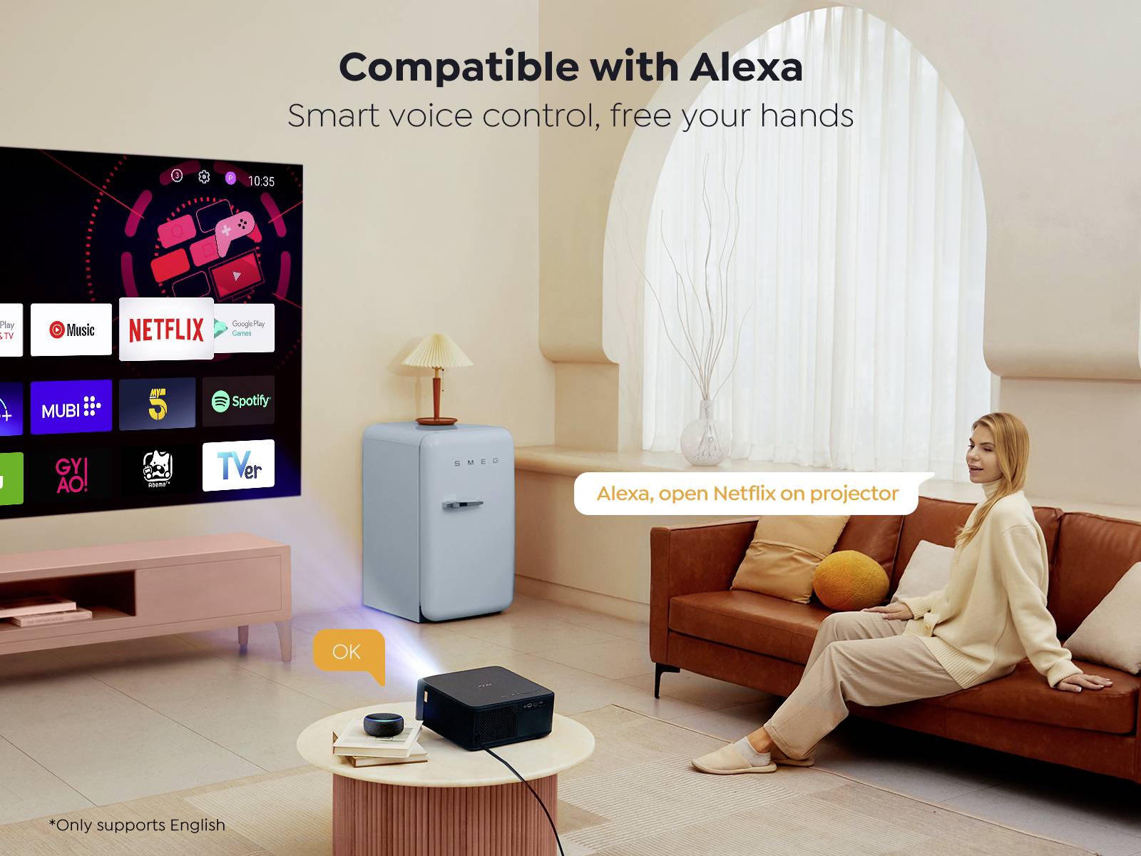 Eine Frau auf einem Sofa steuert per Sprachbefehl via Alexa einen Projektor, der Streaming-Dienste auf einem Bildschirm zeigt.