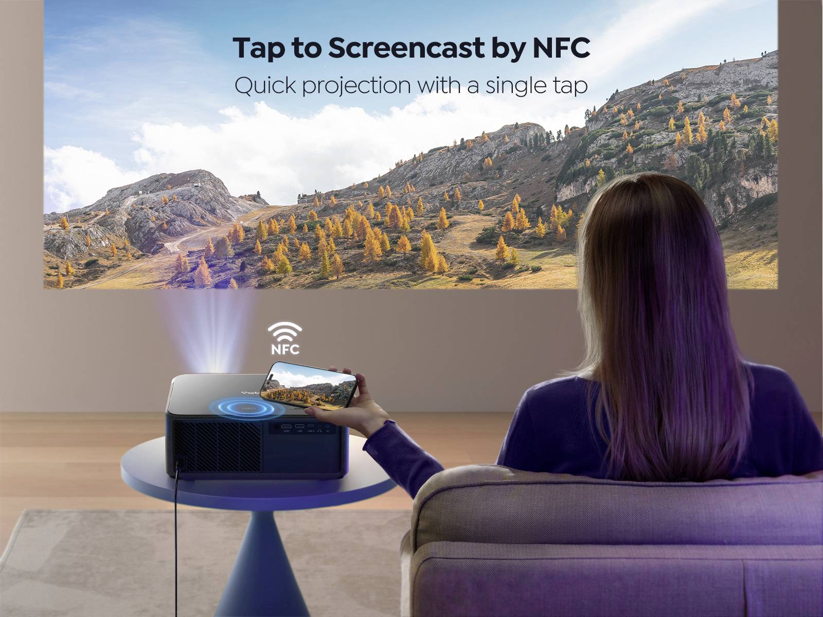Eine Person projiziert mit NFC ein Landschaftsbild auf eine Wand. Auf dem Bildschirm steht 'Tap to Screencast by NFC'.
