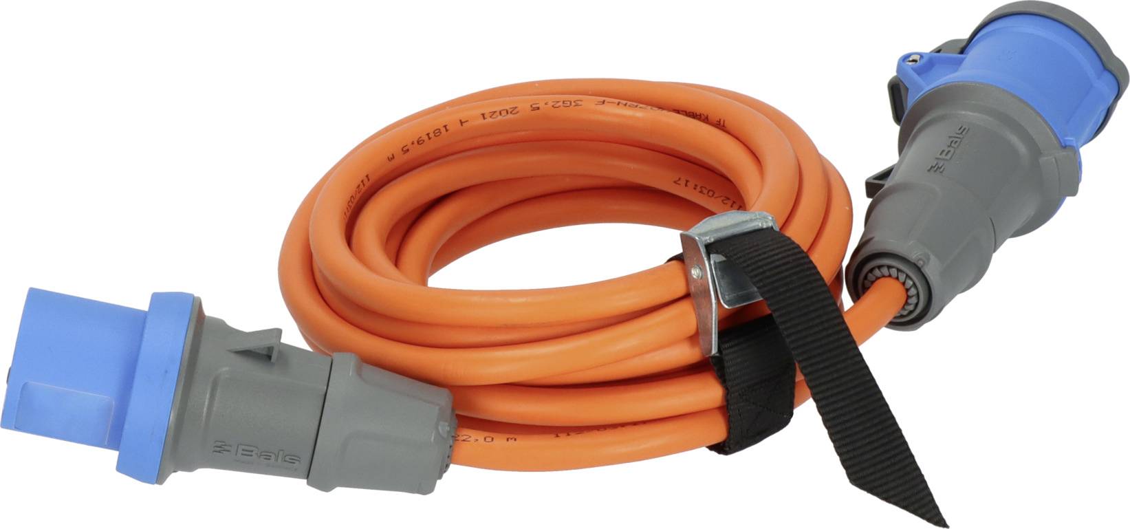 Ein orangefarbenes Verlängerungskabel mit blauen Steckern, aufgerollt und mit einem schwarzen Klettband gesichert. Geeignet für Stromverbindungen.
