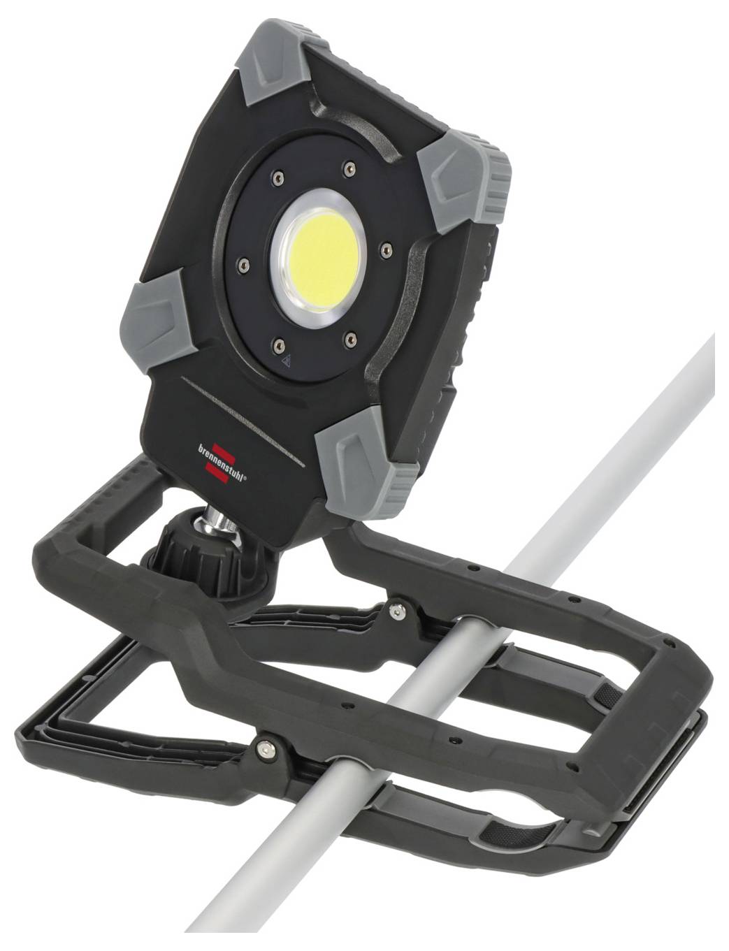 Tragbare LED-Arbeitsleuchte in Schwarz und Grau, die an einem Metallrohr geklemmt ist und eine verstellbare Nutzleuchte auf einem Ständer zeigt.