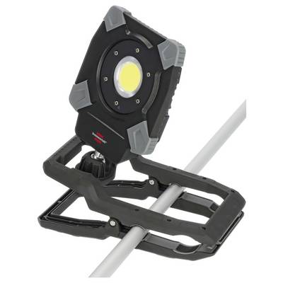 Tragbare LED-Arbeitsleuchte in Schwarz und Grau, die an einem Metallrohr geklemmt ist und eine verstellbare Nutzleuchte auf einem Ständer zeigt.