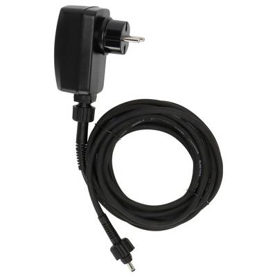 Schwarzer Stecker-Stromadapter mit angeschlossenem Kabel, aufgerollt auf weißem Hintergrund gezeigt.
