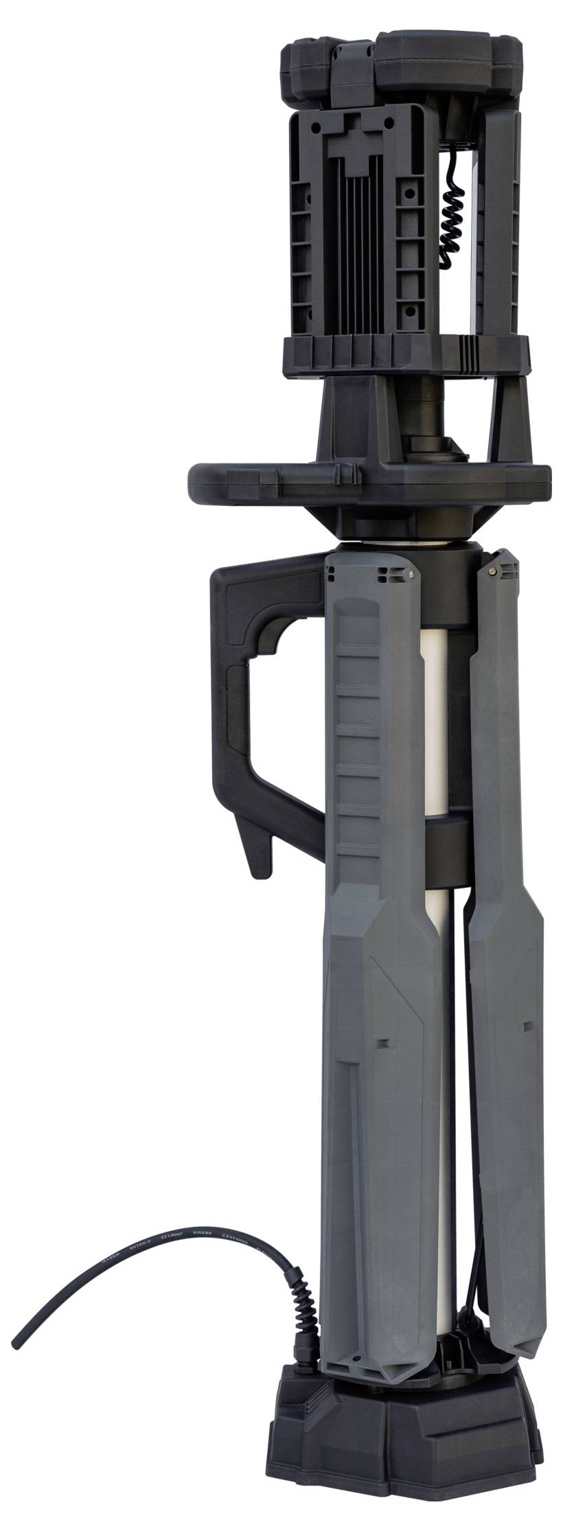 Ein schwarzer hydraulischer Wagenheber, vertikal stehend, mit einem herausgehenden Kabel an der Basis, vor weißem Hintergrund.