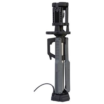 Schwarze und graue mechanische Klemme oder Werkzeughalter, vertikal dargestellt, mit einem zentralen Schraubenmechanismus, Seitenarmen und einer Basis auf weißem Hintergrund.