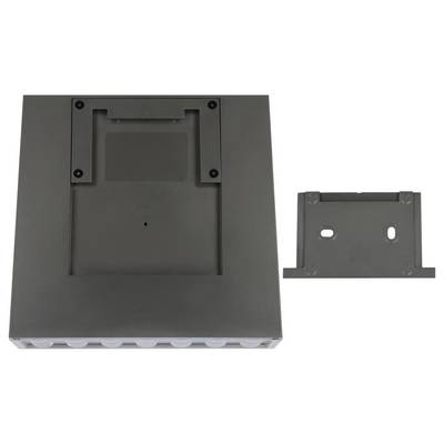 Eine grau lackierte Metallmontageklammer und ein Gehäusepaneel, von vorne dargestellt, mit einem separaten kleineren Klammerstück auf der rechten Seite.