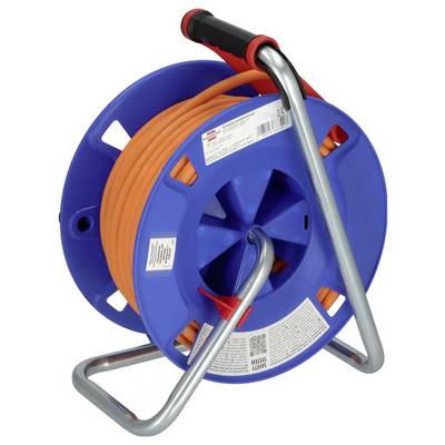 Blaue Kabelrolle mit orangefarbenem Verlängerungskabel auf einem Metallständer und schwarzem Griff, vor weißem Hintergrund dargestellt.