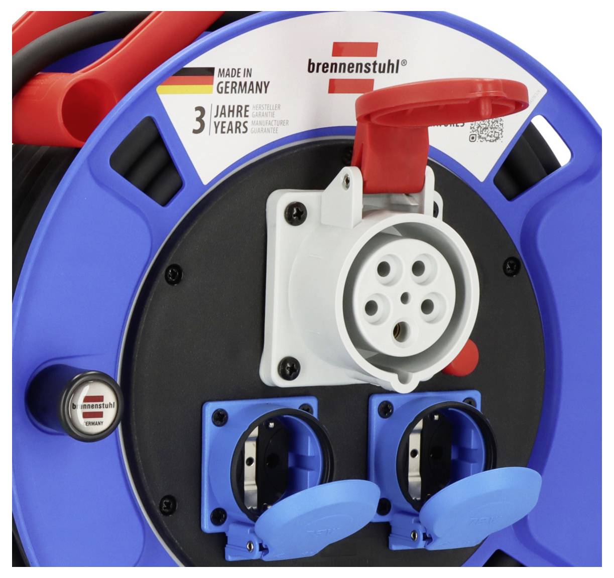 Kabeltrommel von Brennenstuhl, made in Germany, mit 3 Jahre Garantie. Drei Steckdosen mit Sicherheitsabdeckung und rotem Tragegriff.
