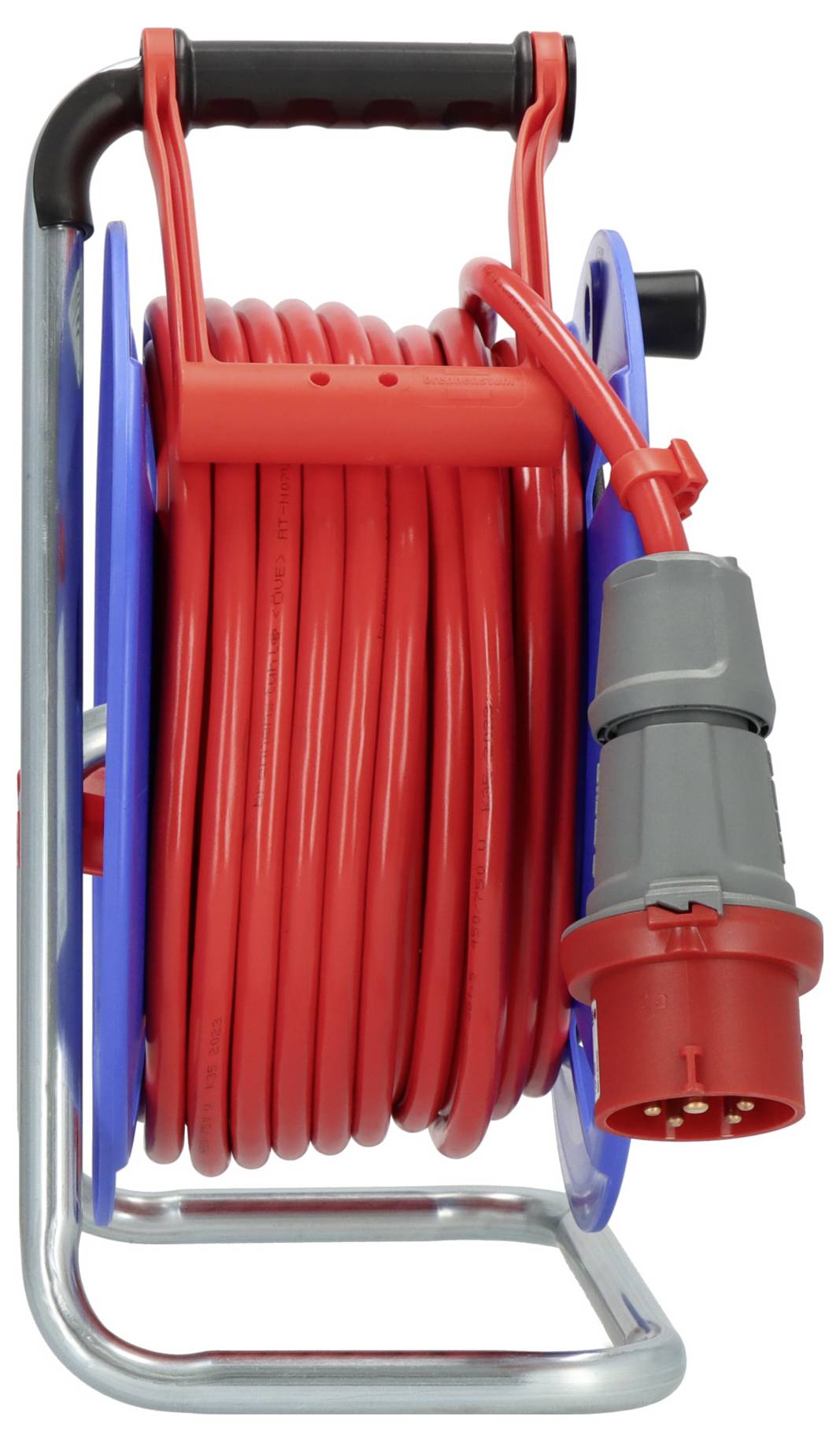 Eine rote Kabeltrommel auf einem Metallrahmen mit Griff, eine graue Steckerbuchse am Kabelende, bereit für den Einsatz.