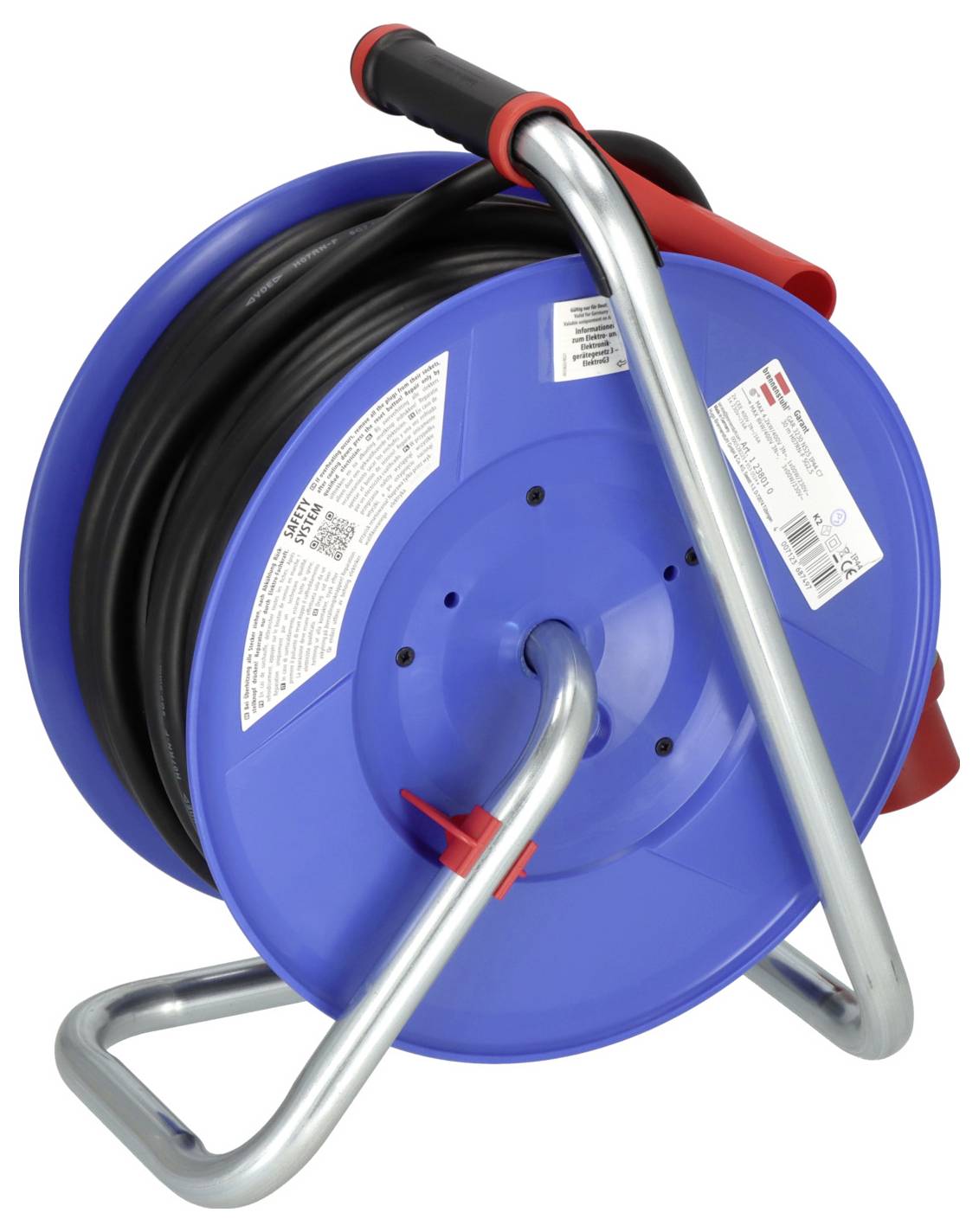 Blaue Kabelrolle auf einem Metallständer mit einem schwarz aufgewickelten Kabel, rotem Griff und Etiketten, vor weißem Hintergrund gezeigt.