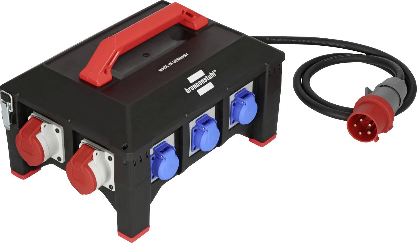 Tragbare schwarze Stromverteilungsbox mit rotem Griff, mehreren blauen und roten Steckdosen und angeschlossenem Kabelstecker