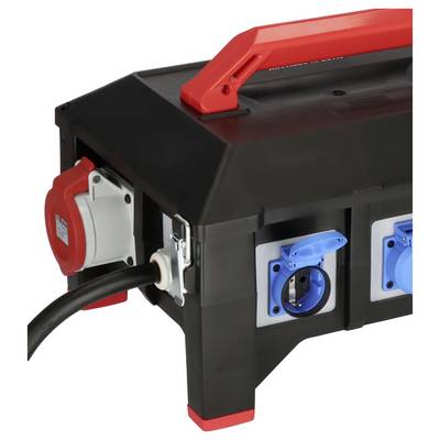 Tragbare Stromverteilungsbox mit rotem Griff, mehreren blauen und roten Elektrosteckdosen und einem in eine Seitensteckdose eingesteckten Kabel.