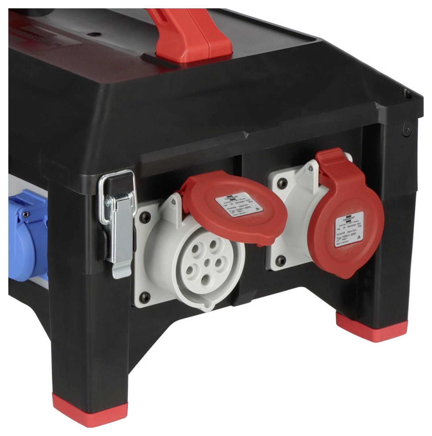 Tragbare schwarze Stromverteilungsbox mit rotem Griff und mehreren industriellen Steckdosen mit Schutzvorrichtungen, dargestellt auf weißem Hintergrund.