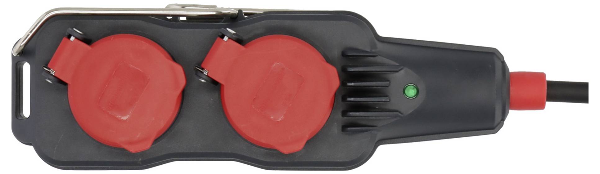 Schwarze Doppelsteckdosenleiste mit zwei rot abgedeckten Steckdosen und einem Kabel, das auf der rechten Seite angebracht ist.