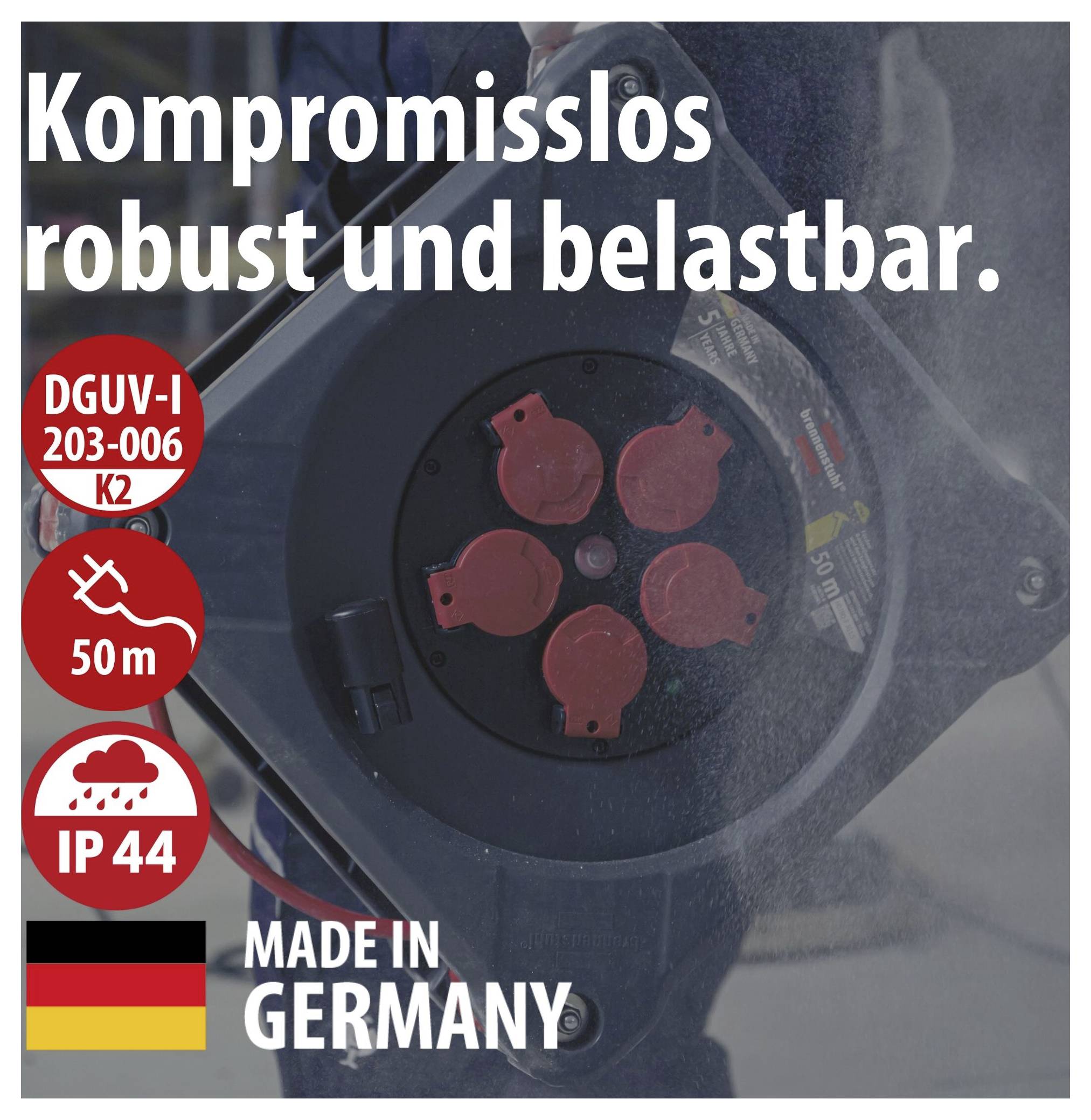 Werbeplakat für eine robuste Steckdosenbox mit Text 'Kompromisslos robust und belastbar', Kennzeichnungen DGUV-I 203-006 K2, 50 m, IP44 und 'Made in Germany'.