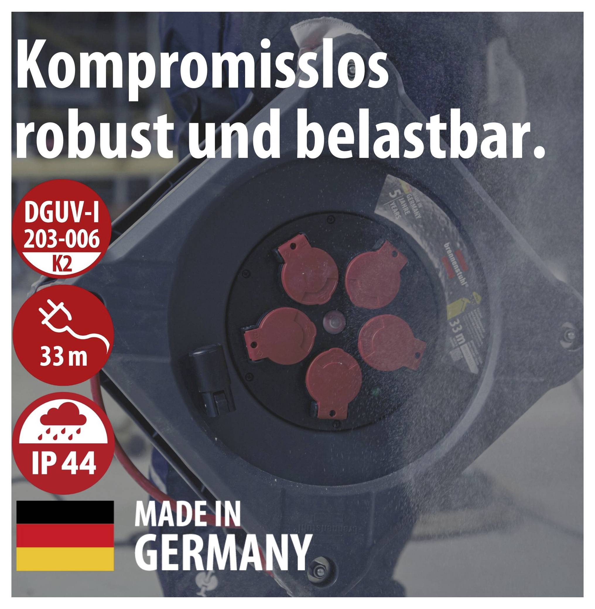 Werbeplakat für eine robuste 5-fach Steckdose: 'Kompromisslos robust und belastbar.', DGUV-I 203-006 K2, 33 m, IP44, 'Made in Germany'.