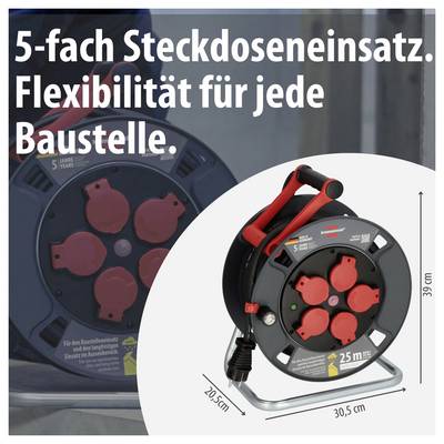 Werbebild für eine 5-fach Steckdosenrolle mit dem Text '5-fach Steckdoseneinsatz. Flexibilität für jede Baustelle.', inklusive Maßangaben 30,5 cm, 20,5 cm und 39 cm.