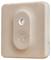 Beigefarbener rechteckiger Sensor mit kreisförmigen Rillen und einem zentralen Knopf. Geeignet für Innenräume zur Luftüberwachung.