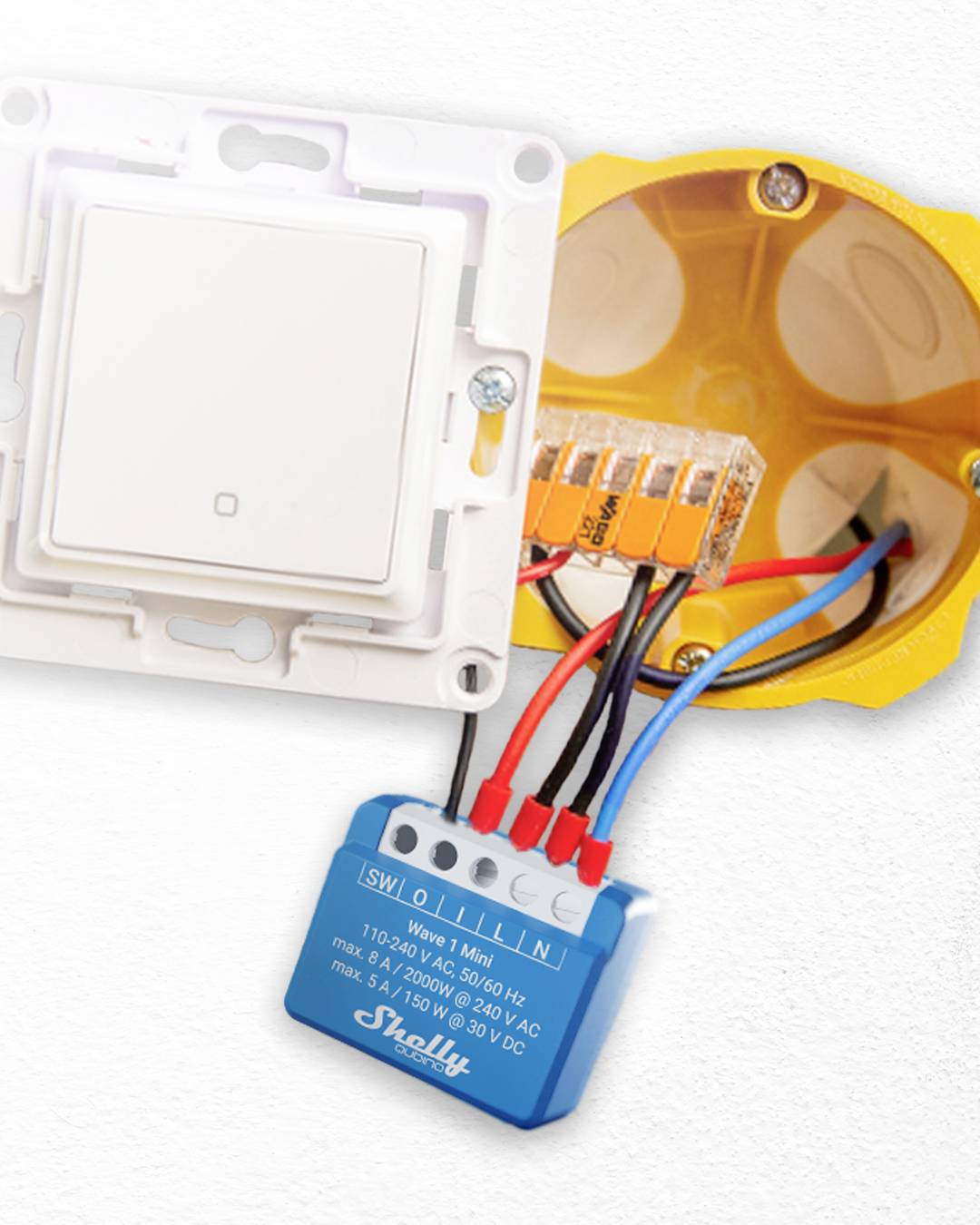 Ein Schalter und eine Steckdose, komplett mit Verdrahtung und einem kleinen elektrischen Gerät von 'Shelly'.