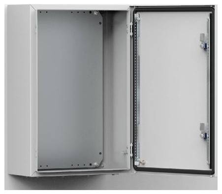 Grauer Schaltschrank mit geöffnetem Türpanel, zeigt leeren Innenraum ohne Geräte oder Kabel. Geeignet für Elektroinstallationen.