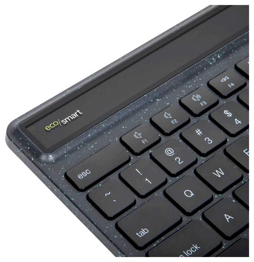 Schwarze Tastatur mit Funktions- und Buchstabentasten. In der Ecke das Logo 'eco smart'. Tasten in standardmäßiger QWERTY-Anordnung.