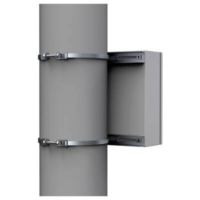 Metallkasten an einem Mast befestigt durch zwei Klammern; dient vermutlich als Schutzgehäuse oder Halterung.