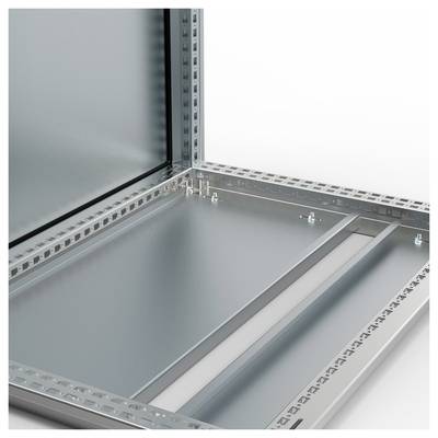 Ein geöffneter Metallrahmen mit rechteckiger Form, zeigt Scharniermechanismus und strukturierte Kanten, geeignet für industrielle Anwendungen.
