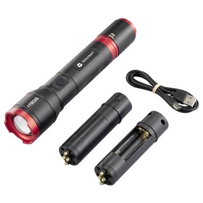 Taschenlampe mit zwei Batterietypen und USB-Kabel zur Seite. Hauptprodukt in Schwarz mit roten Details, zeigt flexible Stromoptionen.