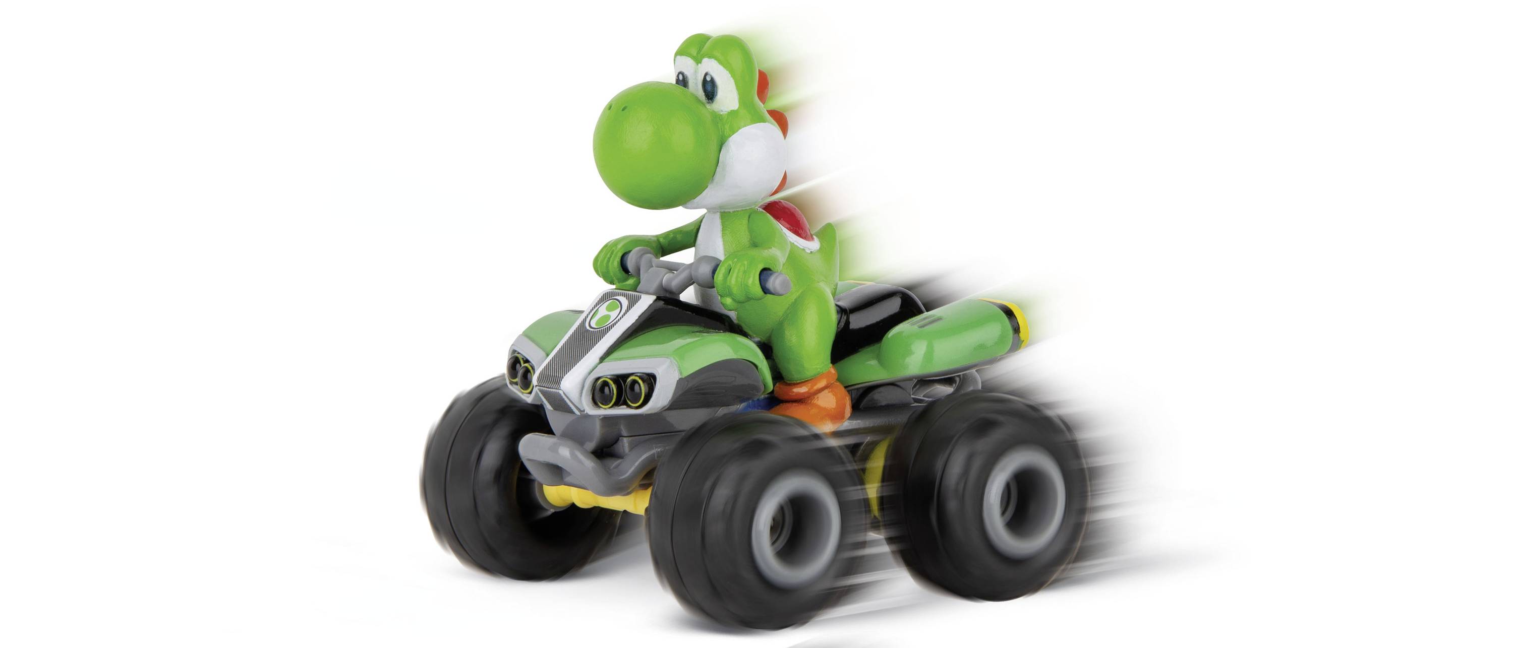 Ein grünes, dinosaurierähnliches Spielzeug fährt schnell auf einem Quad mit verschwommenen Rädern nach rechts.