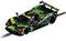 Ein schwarzes Rennauto mit grünen und gelben Akzenten auf einer Rennbahn. Flügel an der Rückseite, sportliches Design.