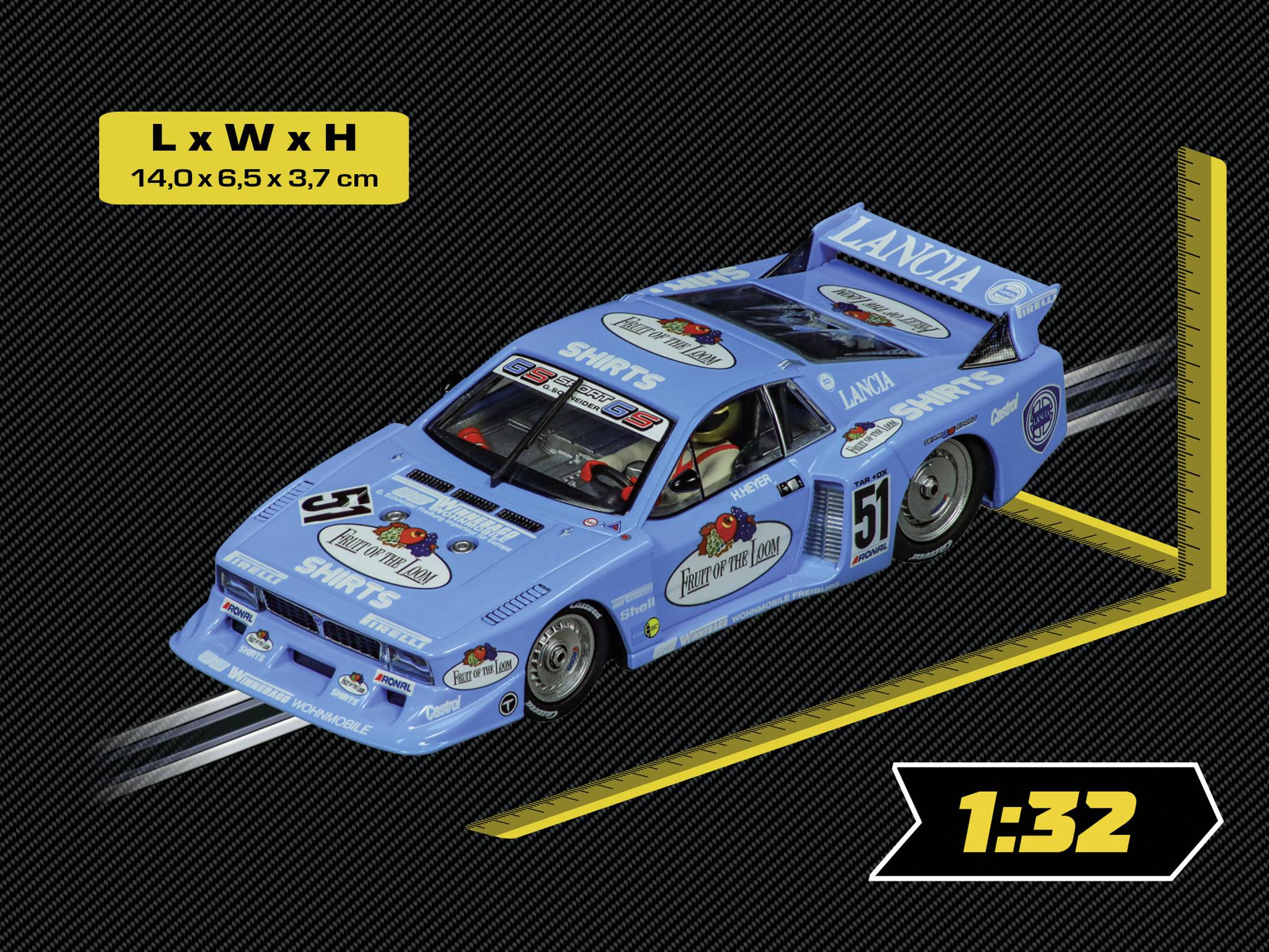 Blaues Spielzeugauto mit Rennaufklebern, Maßstab 1:32. Dimensionen: 14,0 x 6,5 x 3,7 cm. Gelber Maßstab zeigt Länge.