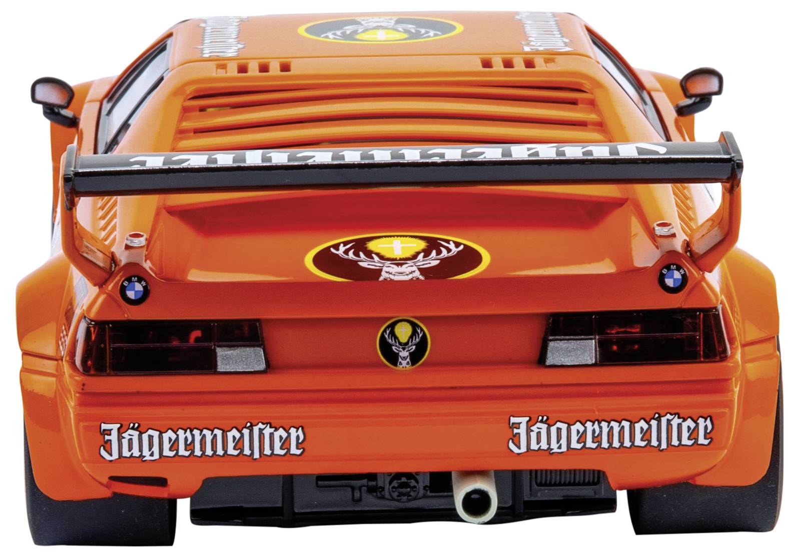 Ein orangefarbener Sportwagen von hinten, mit 'Jägermeister'-Aufschrift und großen Heckflügel. Rennwagen-Design im Retro-Stil.