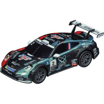 Ein Modellrennwagen mit schwarzer und roter Lackierung, versehen mit Aufklebern von Sponsoren und einem großen Heckspoiler.
