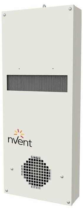 Ein rechteckiges weißes Gehäuse mit Lüftungsschlitzen und einem Ventilator. Das Logo 'nVent' ist in der unteren Ecke sichtbar.
