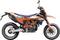 Ein orange-schwarzes Motorrad, seitlich von links. Es hat breite Reifen und einen kompakten Rahmen.