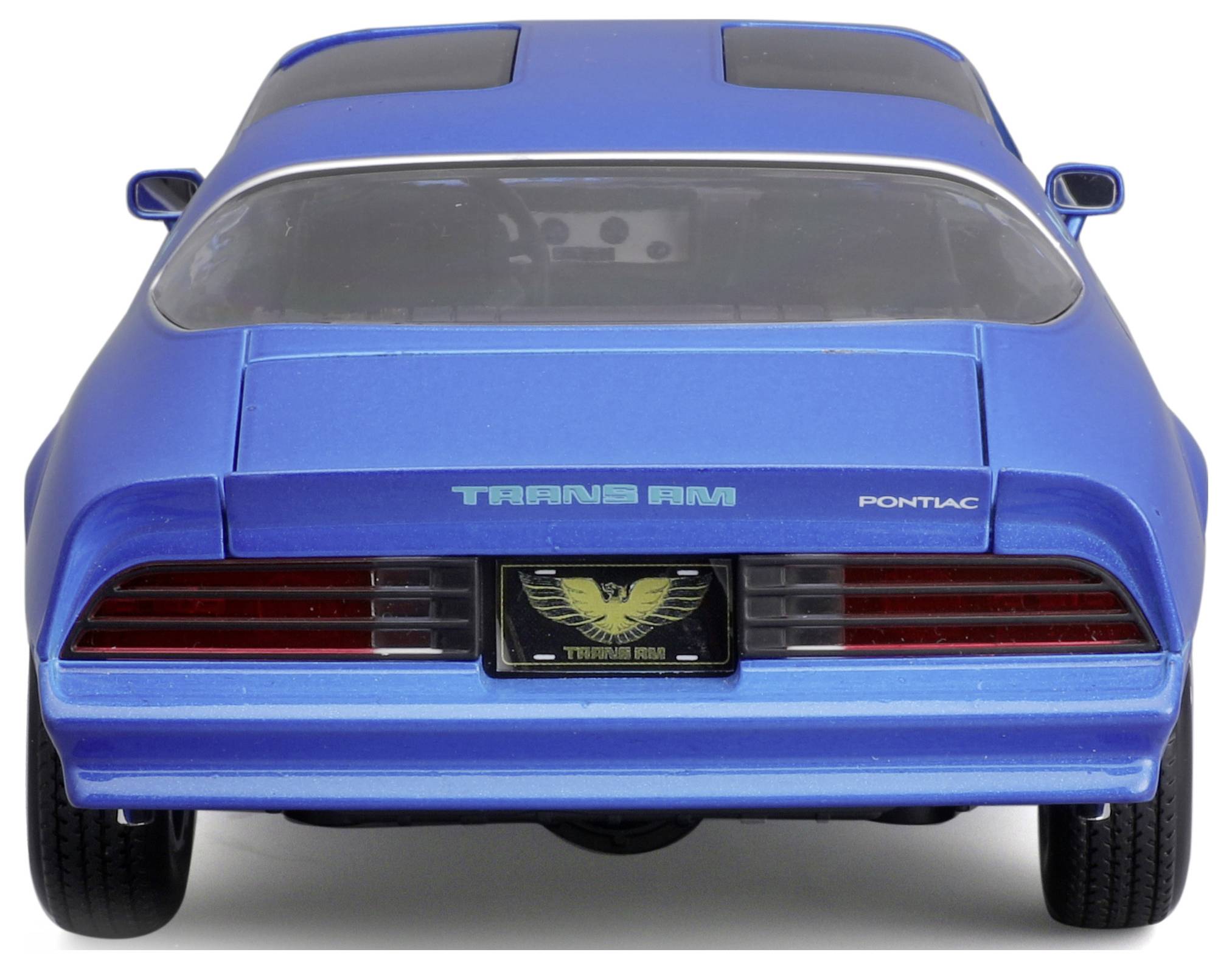 Ein blauer Pontiac Trans Am von hinten, mit auffälligen Rückleuchten und einem auffälligen 'Trans Am'-Schriftzug auf dem Kofferraumdeckel.